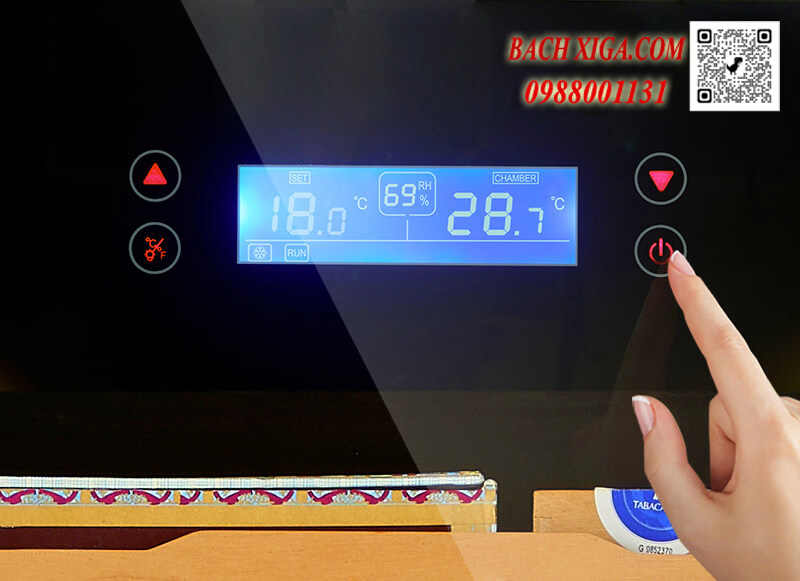 Bảng điều khiển cảm ứng, màn hình Led hiển thị nhiệt độ và độ ẩm rõ ràng sắc nét.