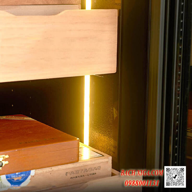 Tủ có trang bị hệ thống đèn led chiếu sáng.