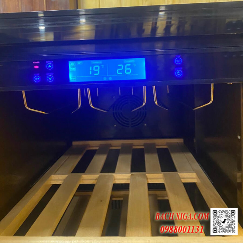 Bảng điều khiển cảm ứng, màn hình Led hiển thị nhiệt độ và độ ẩm rõ ràng sắc nét.
