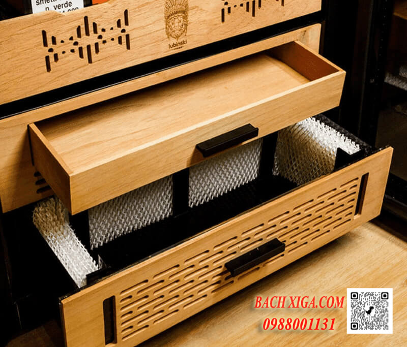 Khay gỗ tuyết tùng có độ bền cao, có mùi thơm, kháng khuẩn, hút và nhả ẩm rất tốt.