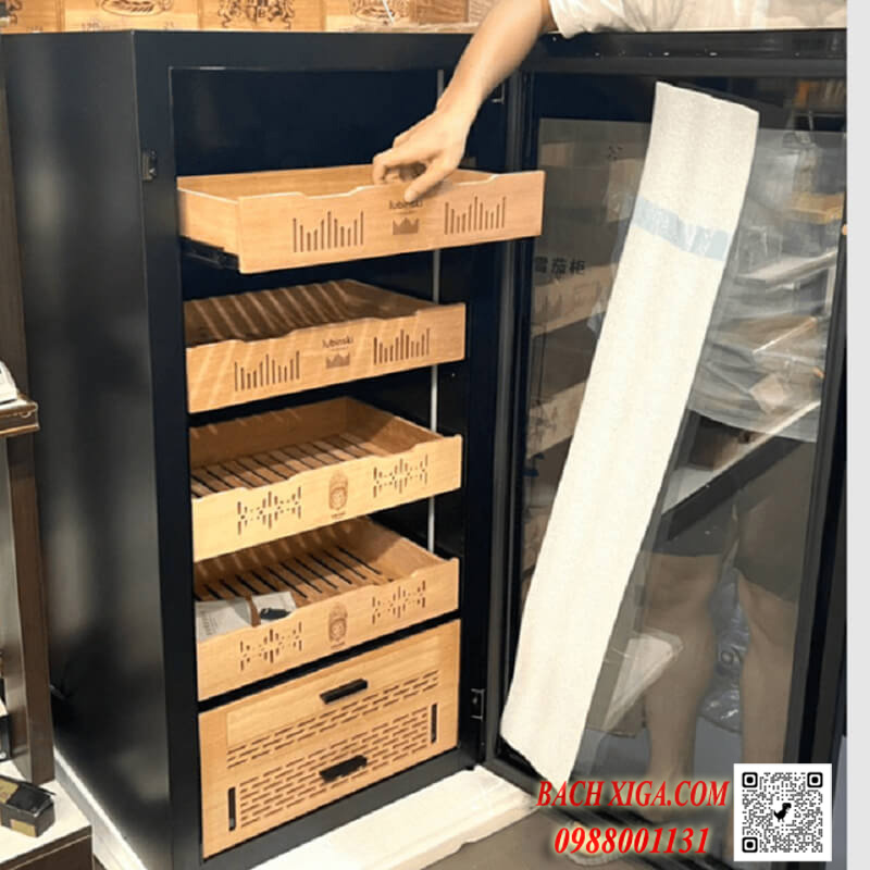 Bên trong tủ được trang bị 4 khay gỗ tuyết tùng (Spanish Cedar), 1 khay ủ kín và 1 khay chứa nước, giúp phân loại cigar khoa học, đồng thời tạo hương thơm tự nhiên và duy trì độ ẩm lý tưởng cho từng điếu xì gà.