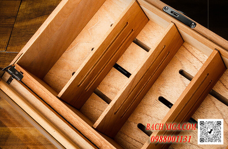 Khay gỗ tuyết tùng được chia thành nhiều ngăn chống xô lệch thuốc xì gà.