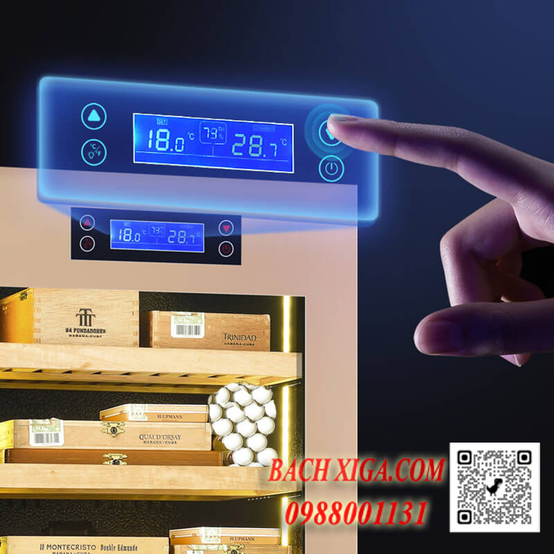Bảng điều khiển cảm ứng, màn hình Led hiển thị nhiệt độ và độ ẩm rõ ràng sắc nét.