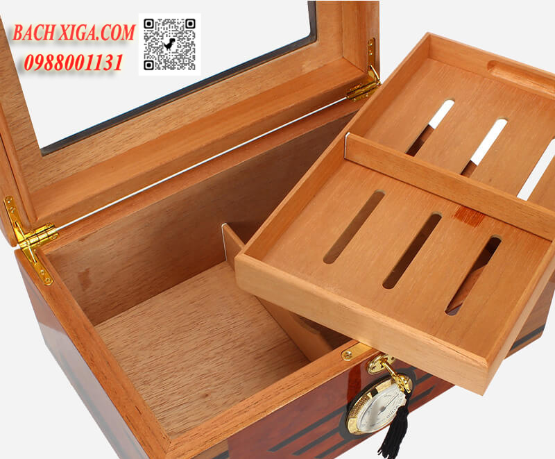 Khay gỗ tuyết tùng có khe thoáng giúp phân bố đồng đều độ ẩm đến từng điếu thuốc.